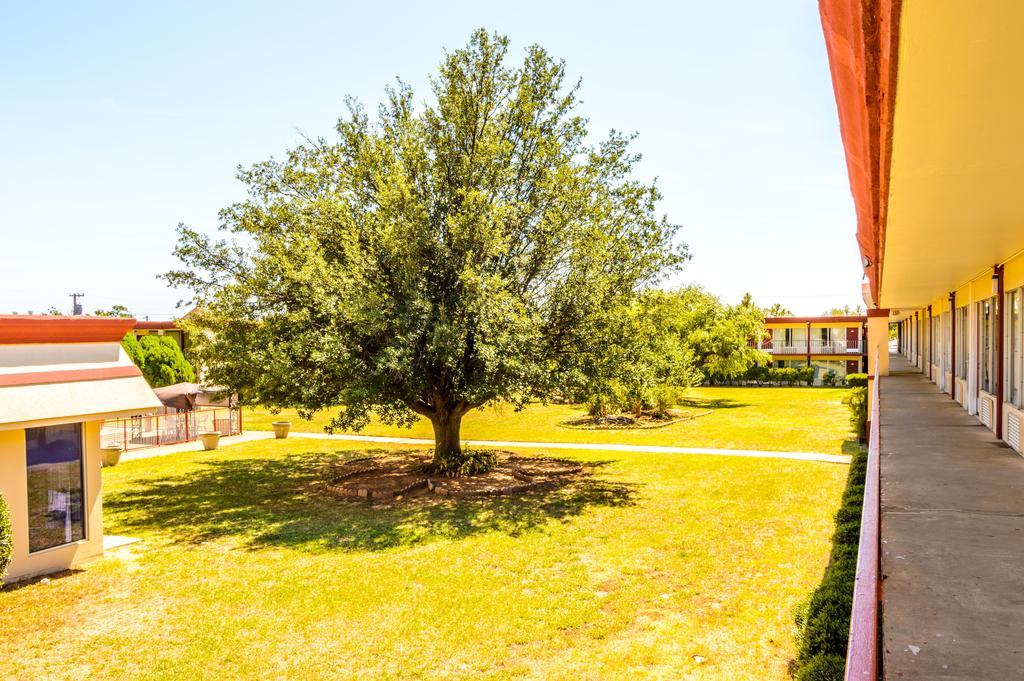 Executive Inn Hotel And Conference Center Lawton Esterno foto